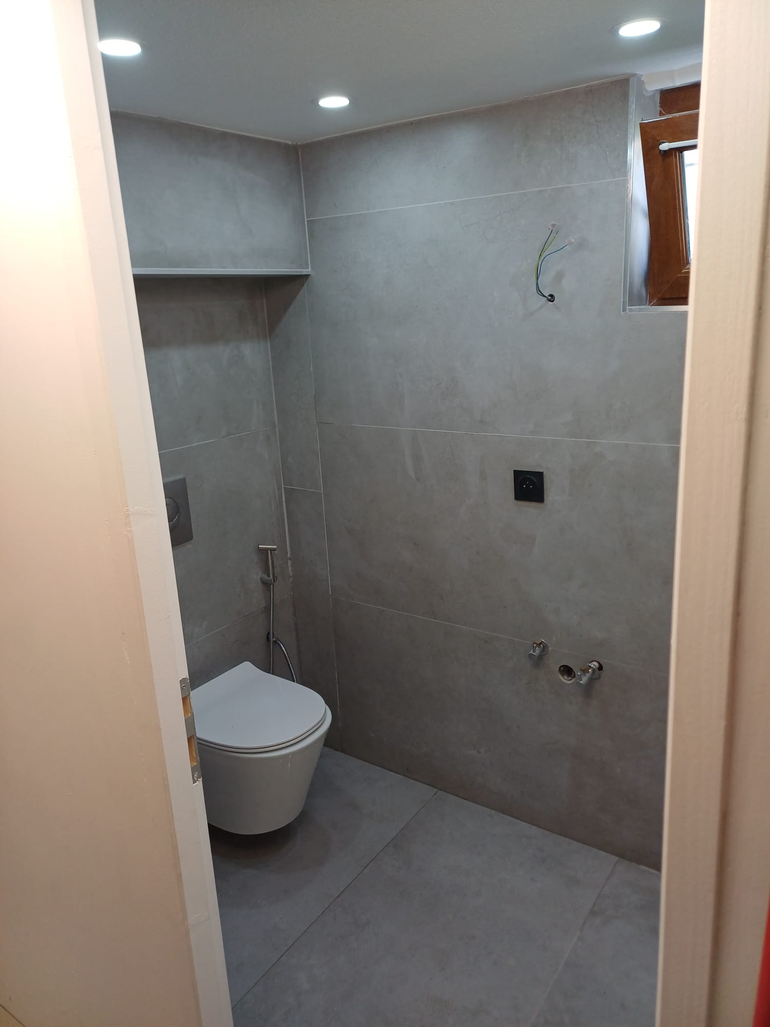 WC suspendu effet béton — Metz